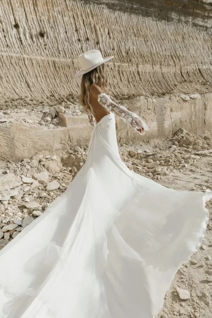 Schlichtes Boho Brautkleid mit Hut rue de seine wells Brautmodenboutique Allgäu